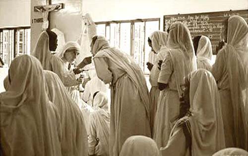 Mother Teresa of Calcutta distributing communion
